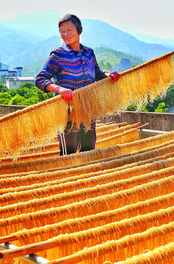     薯粉絲成了村民致富的“金絲”。