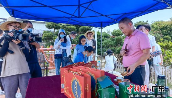 圖為九龍御龜園項(xiàng)目負(fù)責(zé)人向媒體介紹園區(qū)的特色產(chǎn)品。 作者 顏新陽(yáng)攝