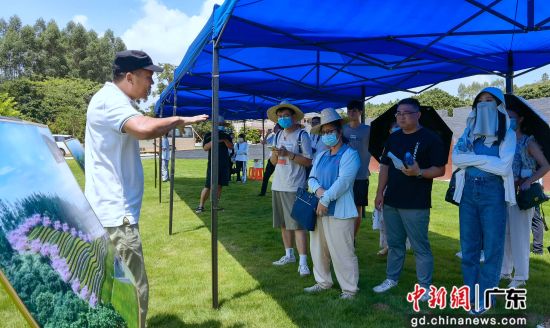 圖為鵬利隆生態(tài)園負(fù)責(zé)人向媒體介紹園區(qū)的建設(shè)情況。 作者 顏新陽(yáng)攝