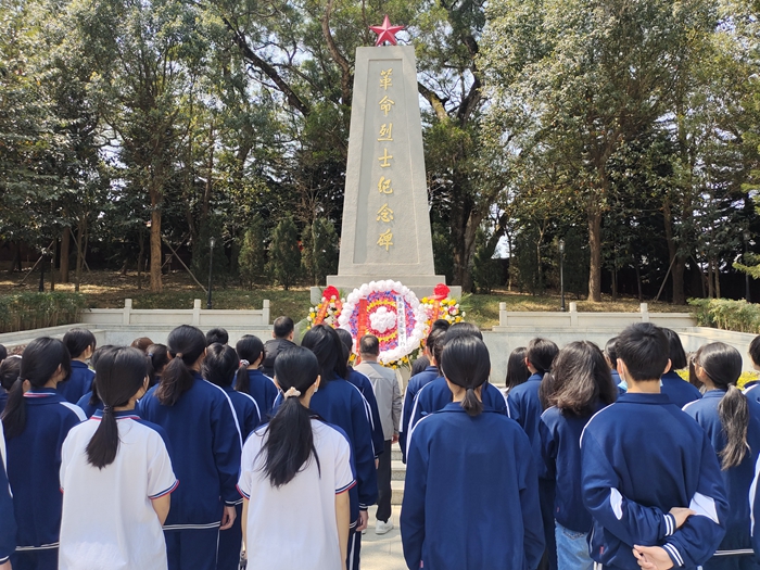 2023年3月11日惠東縣黃埠中學(xué)組織開展“傳承紅色基因，爭做時代新人”社會實(shí)踐活動 (3).jpg