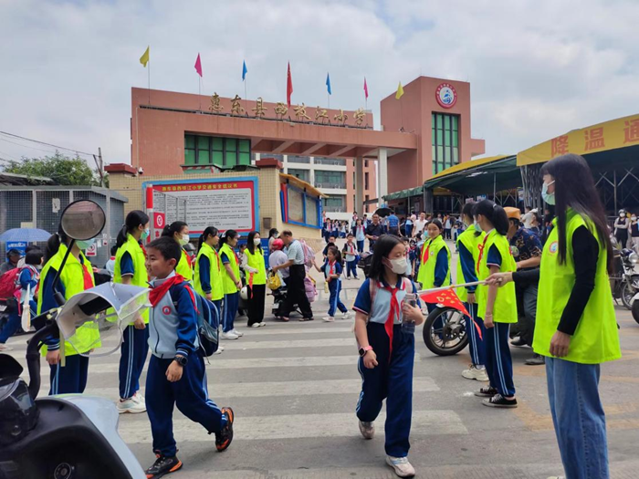 時間：2023年5月6日，地點：惠東縣西枝江小學校門口，活動主題：開展文明交通志愿服務活動 (2).png