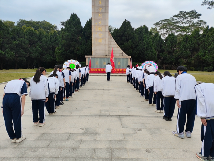 時間：2024年3月27日，主辦單位：惠東縣大嶺中心學(xué)校，地點：惠東縣南湖公園革命烈士紀(jì)念碑，活動主題：開展“賡續(xù)精神血脈，傳承紅色基因”清明祭掃活動.jpg