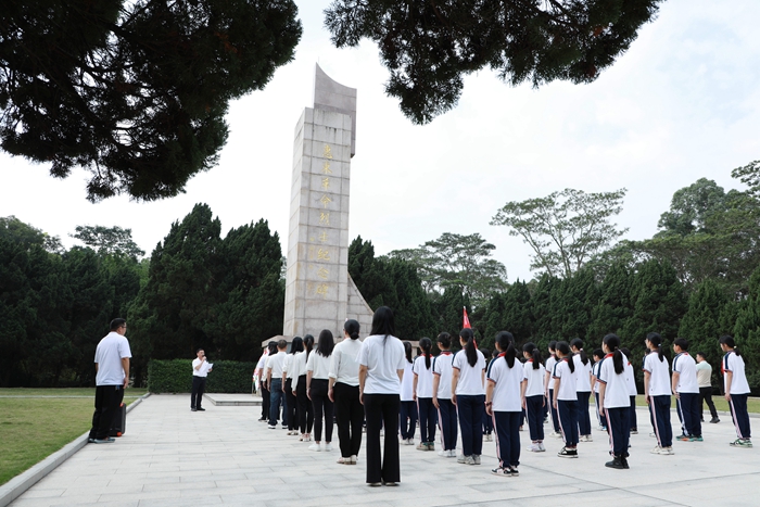 時間：2024年3月28日，主辦單位：惠東縣平山青云小學(xué)，地點：惠東縣南湖公園革命烈士紀(jì)念園，活動主題：舉行“緬懷英烈先賢，弘揚(yáng)傳統(tǒng)文化”祭掃活動.jpg