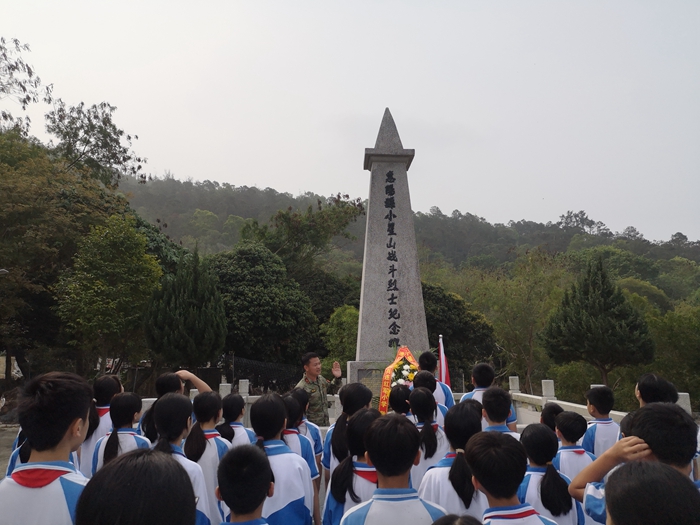 時間：2024年3月29日，主辦單位：中國工農(nóng)紅軍港口英雄民兵連紅軍小學(xué)，地點：港口小星山戰(zhàn)斗烈士紀(jì)念碑，活動主題：開展“清明祭奠英烈，傳承紅色基因”教育活動.jpg