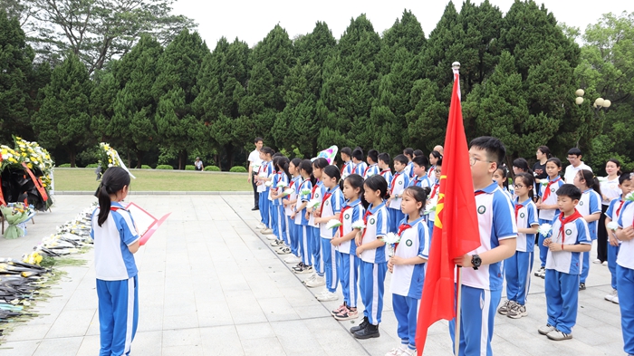 時間：2024年4月2日，主辦單位：惠東縣大嶺第四小學(xué)，地點：惠東縣南湖公園革命烈士紀(jì)念園，活動主題：開展“緬懷英烈祭忠魂，撫今追昔思奮進(jìn)”掃墓活動 (2).jpg