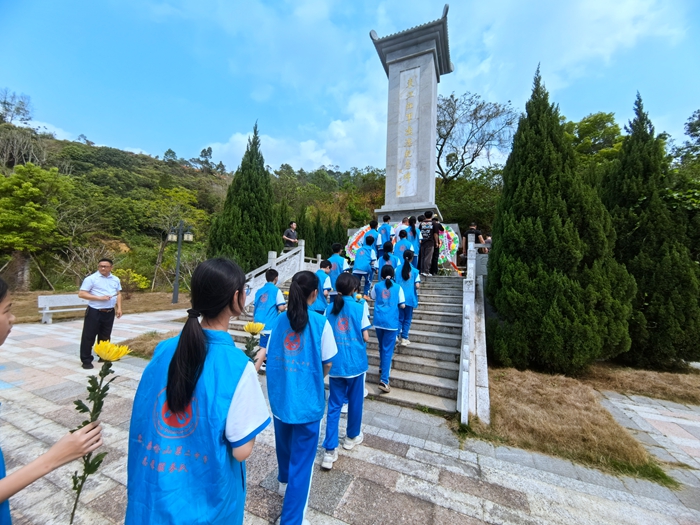 時間：2024年4月2日，主辦單位：惠東縣稔山第二中學(xué)，地點：惠東縣稔山鎮(zhèn)雁湖革命紀(jì)念館，活動主題：開展“扣好人生第一粒扣子——傳承紅色基因”祭英烈活動.jpg